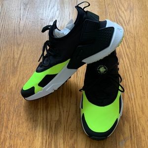 Womens athletic shoe